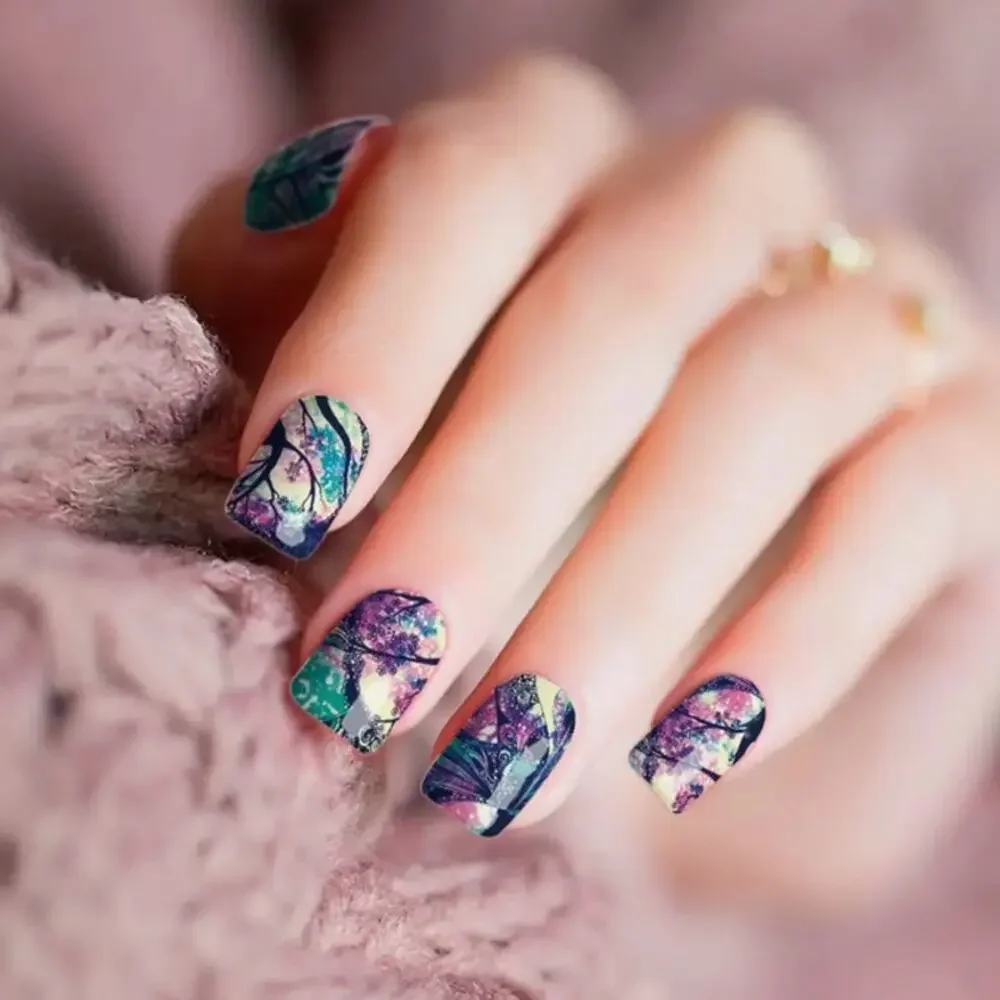 Lin Nail Art with Easy-To-Use Decal